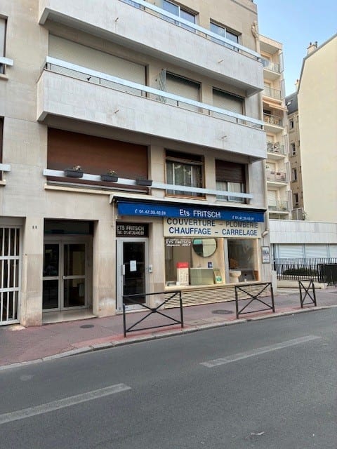 La devanture de FRITSCH, 85 rue Aristide Briand à Levallois-Perret, avec l’enseigne Couverture, Plomberie, Chauffage, Carrelage.
