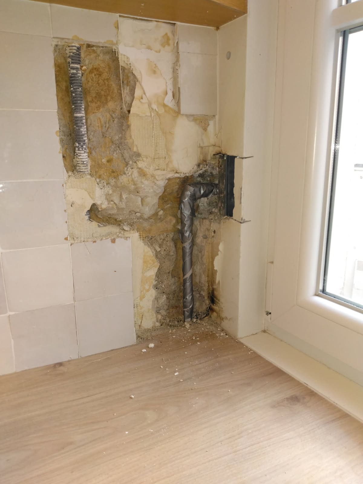 Saignée ouverte dans un mur pour le passage d’une alimentation, avant rebouchage.